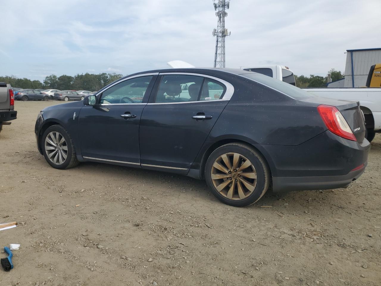 Lincoln MKS Image 12