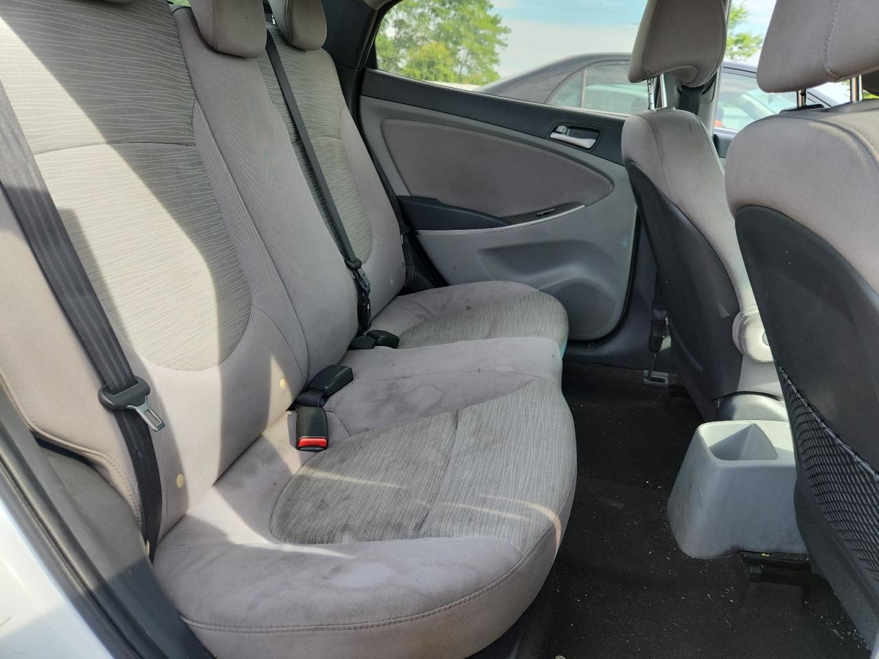 Hyundai ACCENT Se Image 8