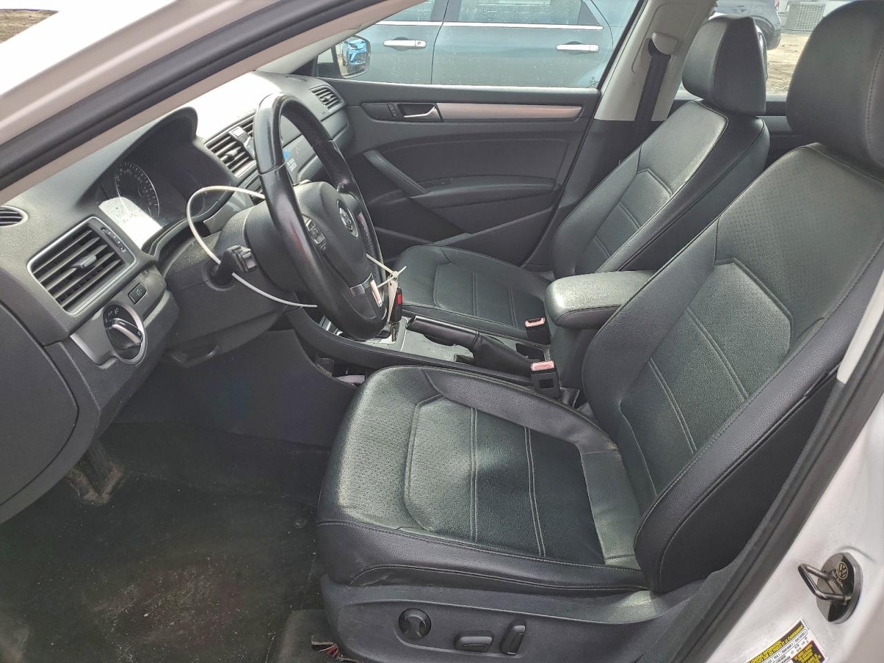 Volkswagen Passat S Image 2