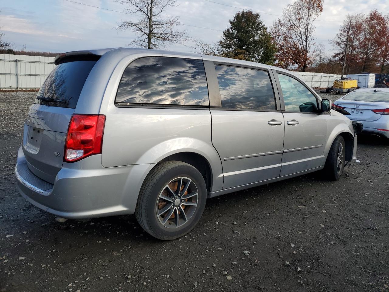 Dodge Caravan R/t Image 12