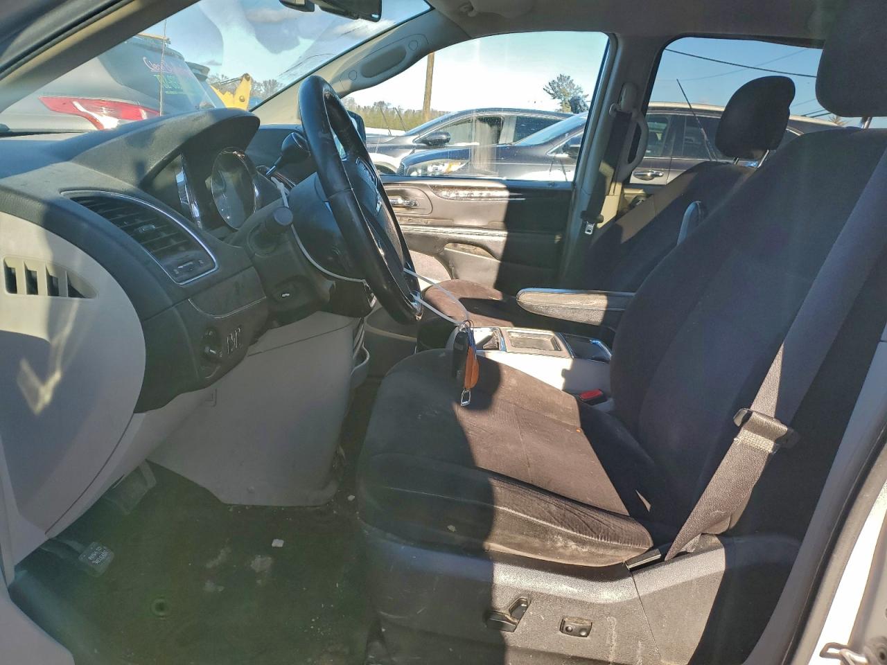 Chrysler Minivan Touring Image 2