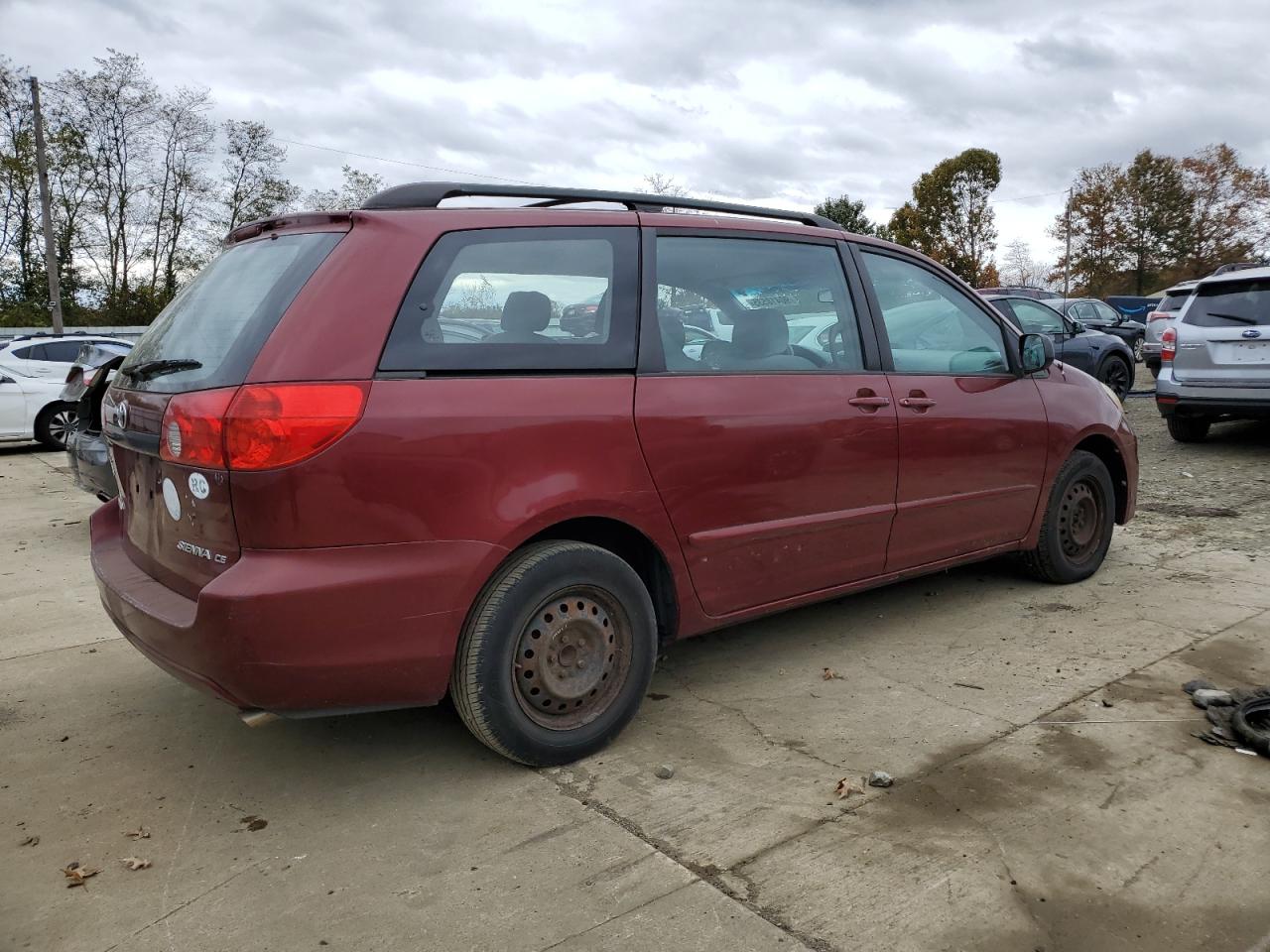 Toyota Sienna Ce Image 3