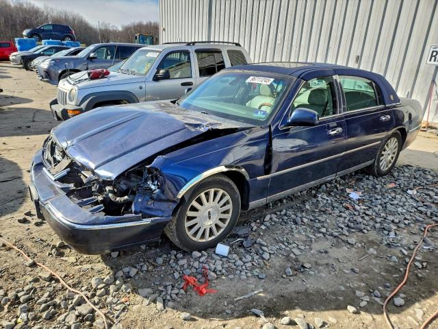  Salvage Lincoln Towncar