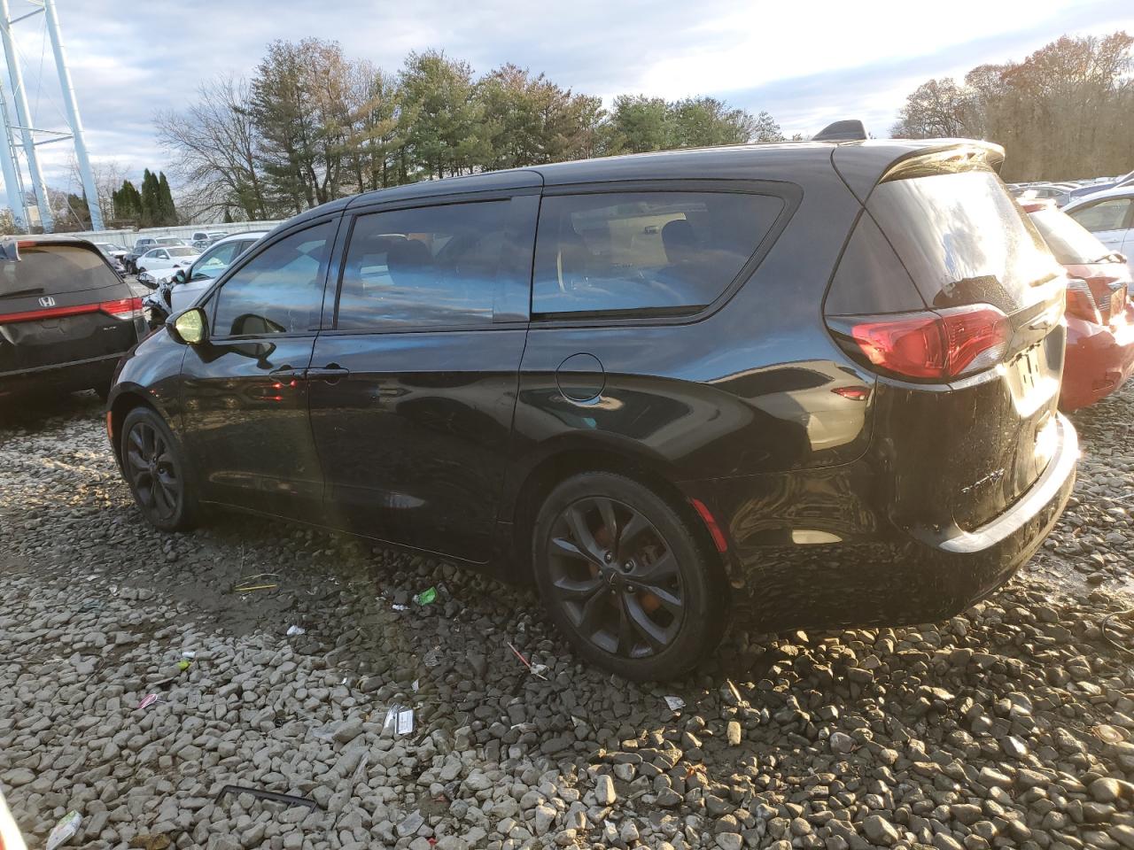 Chrysler Pacifica Touring Image 3