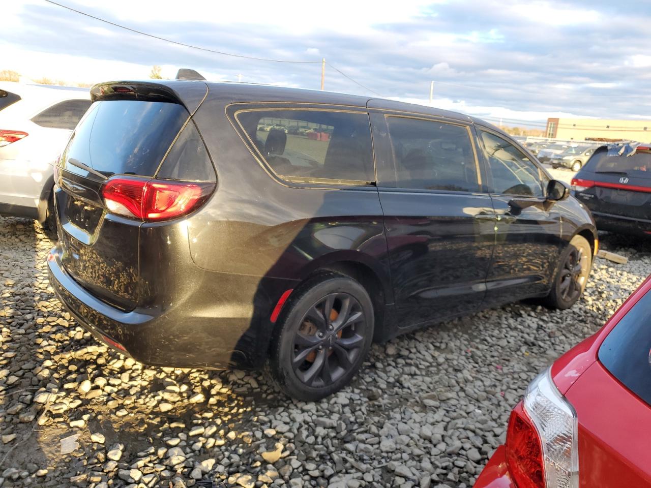 Chrysler Pacifica Touring Image 2