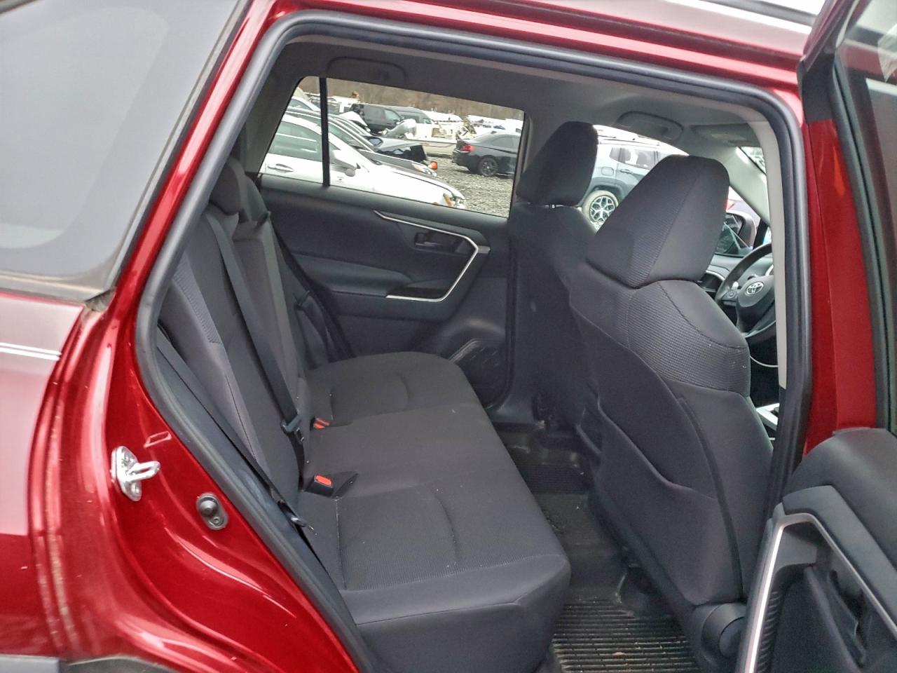 Toyota RAV4 Le Image 9