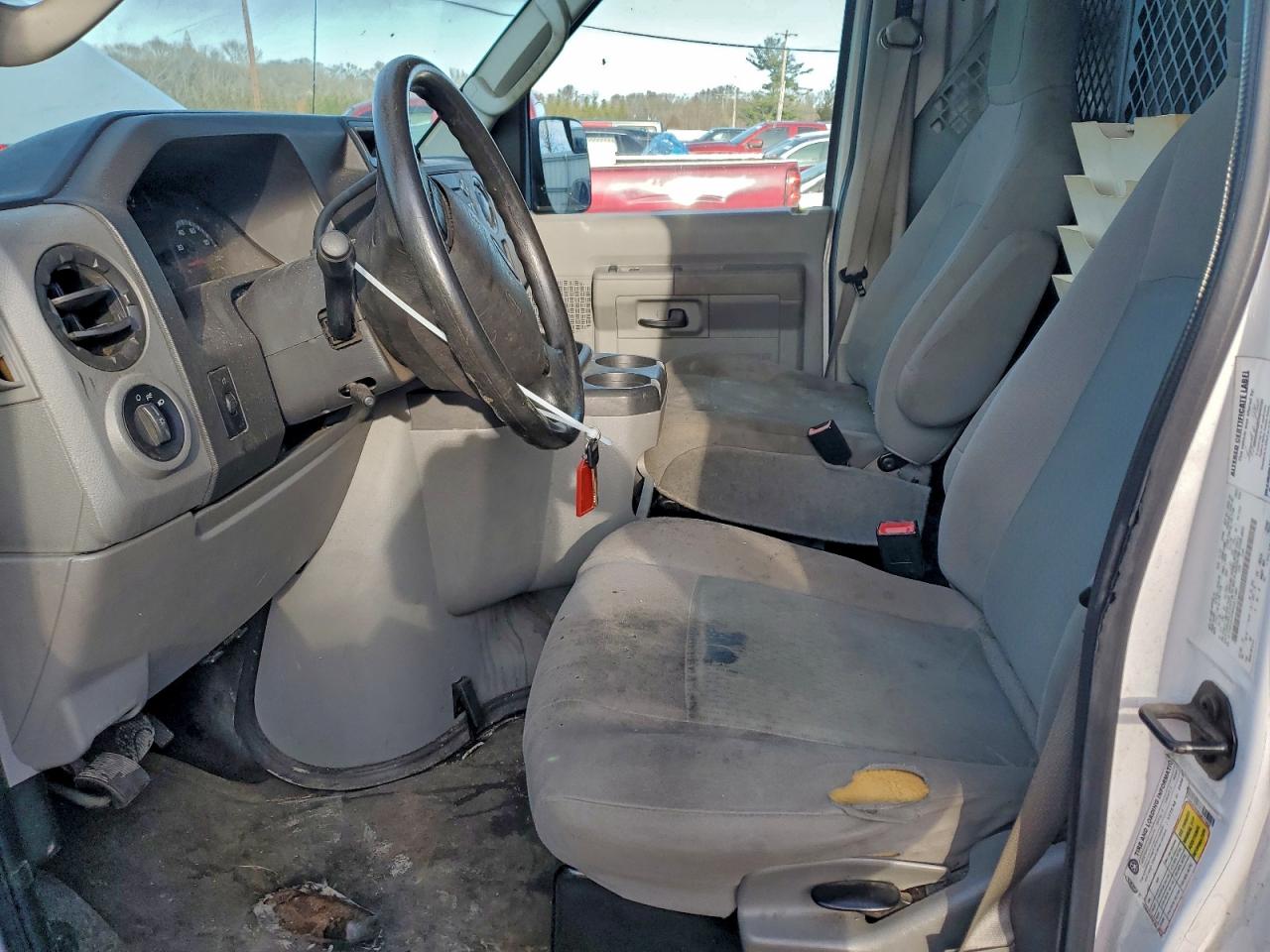 Ford Econoline E250 Van Image 7