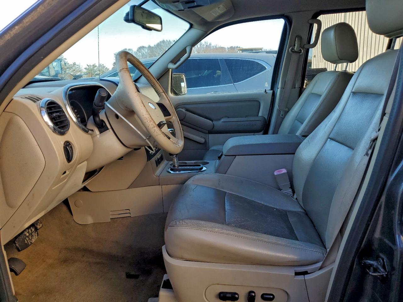 Ford Explorer Xlt Image 9