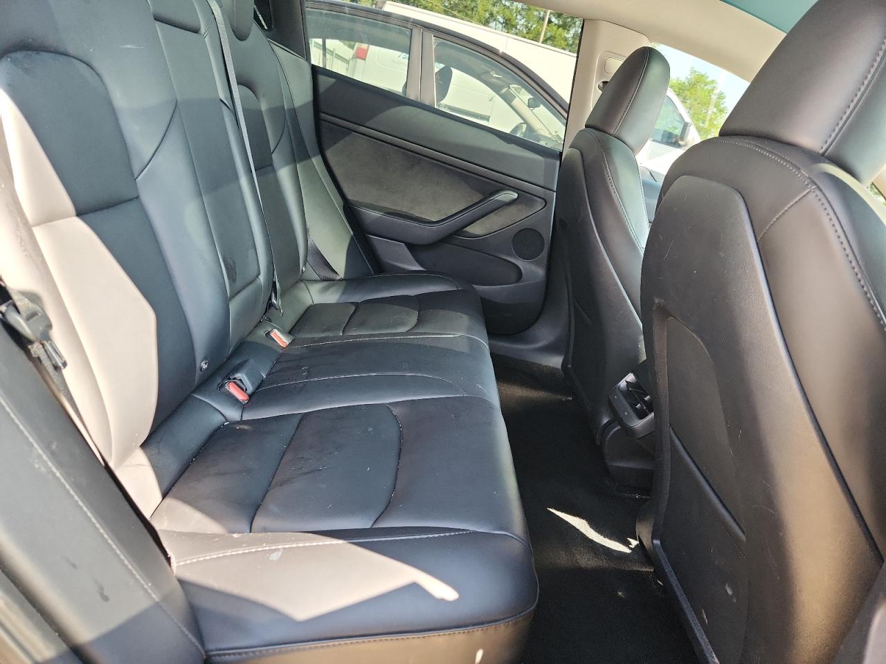 Tesla Model 3 Image 11