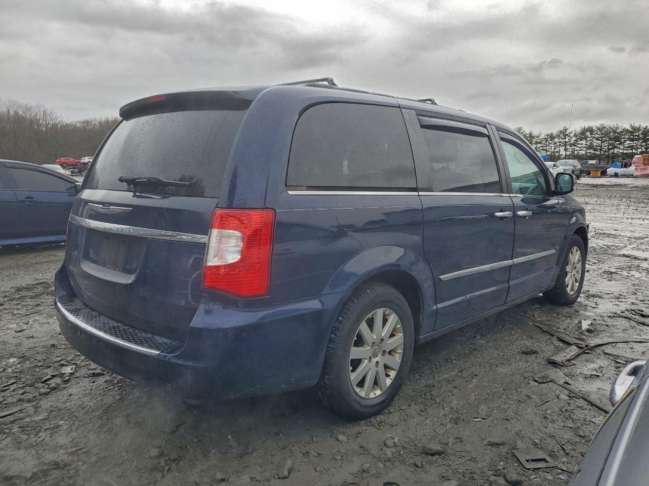 Chrysler Minivan Touring L Image 2