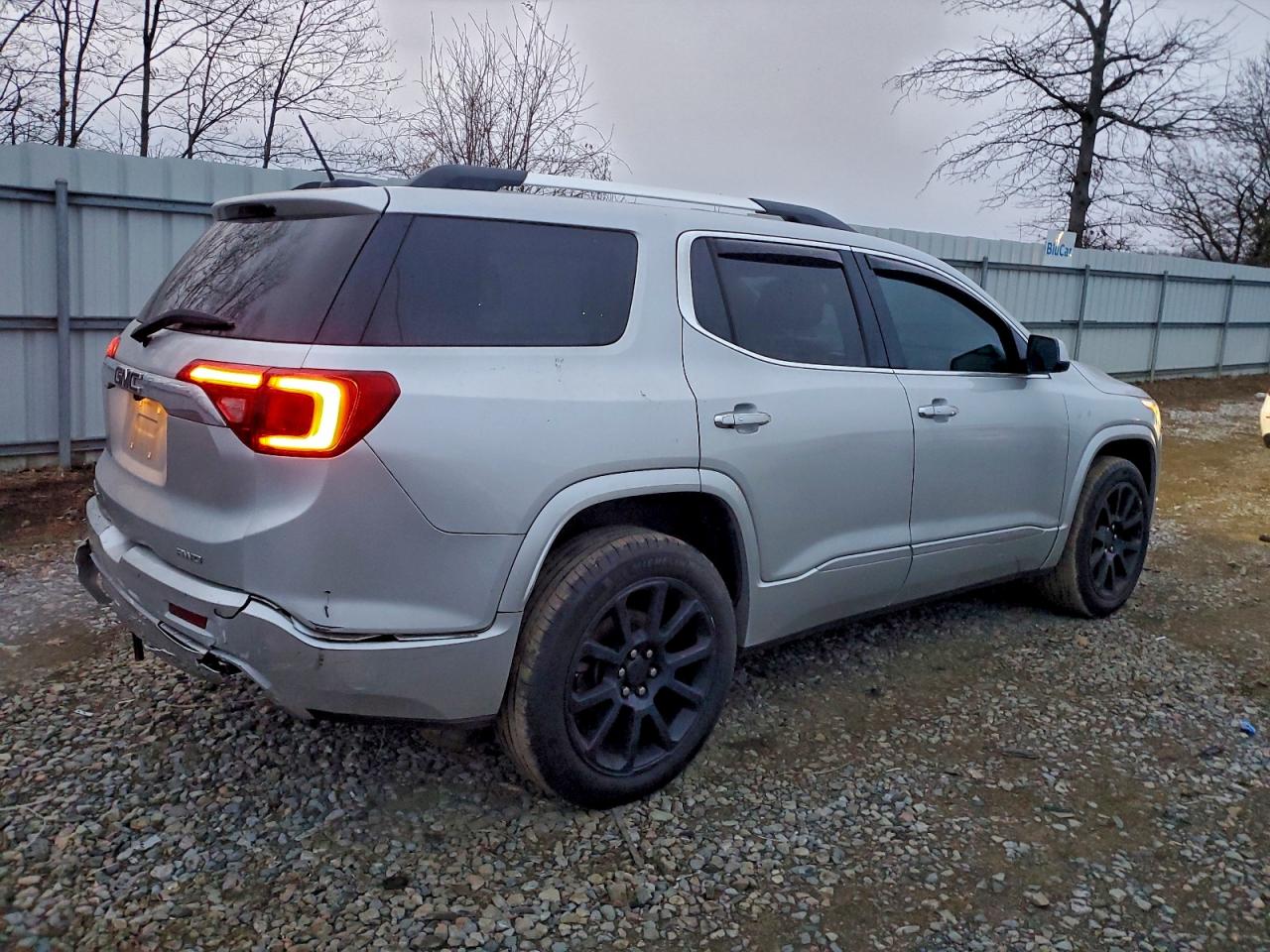 GMC Acadia Denali Image 12