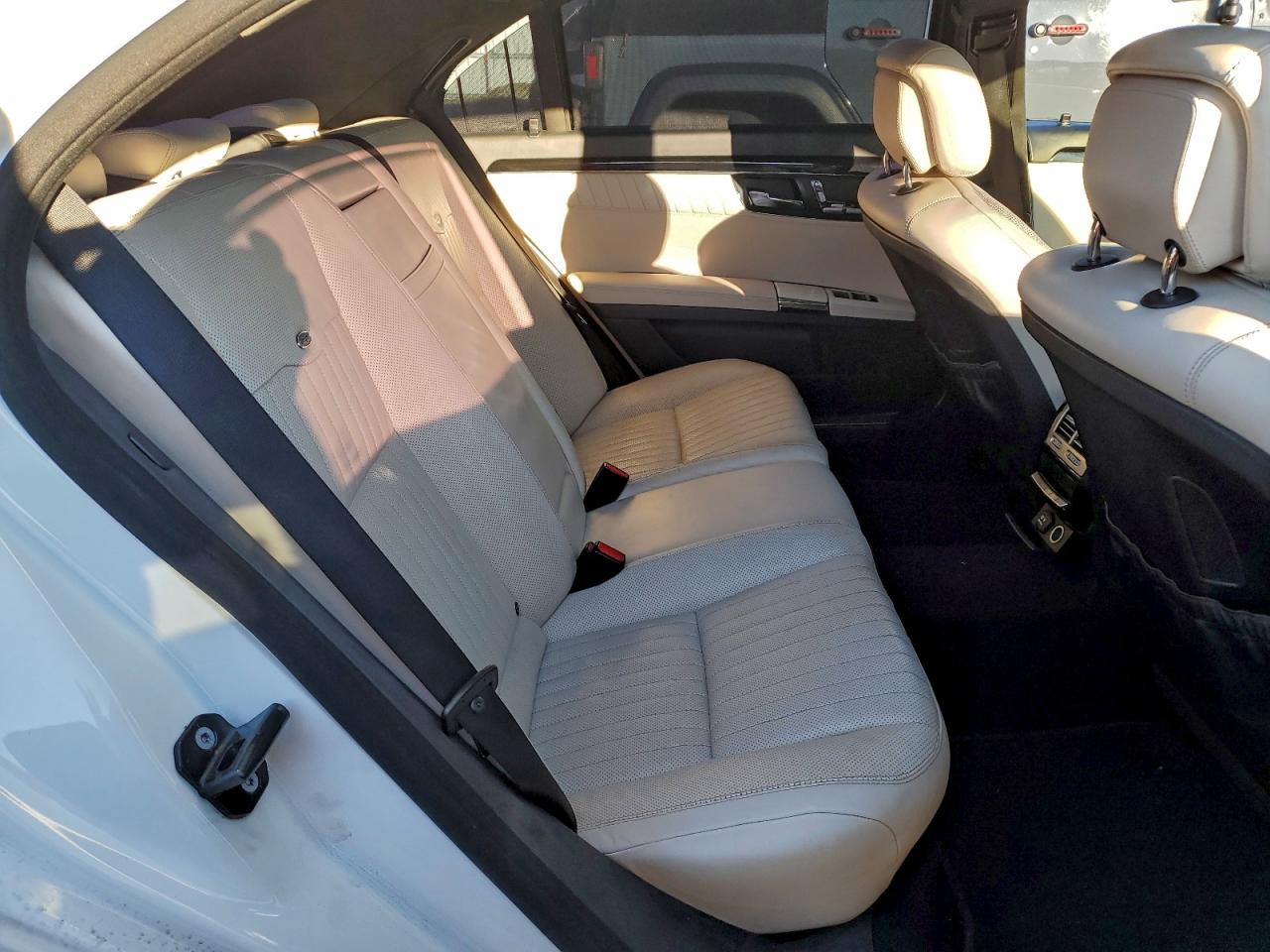 Mercedes-Benz S-Class 550 Image 9