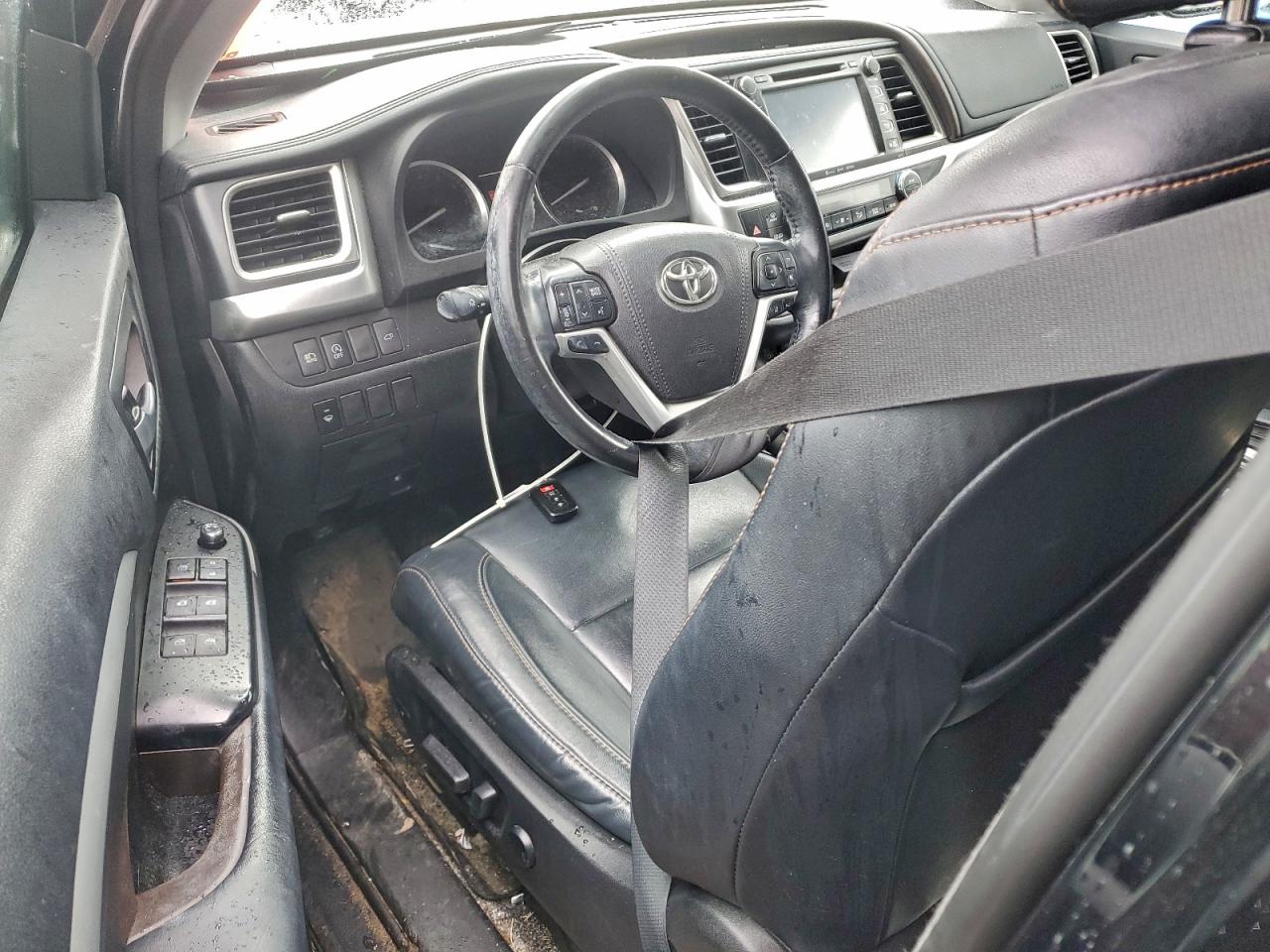 Toyota Highlander Se Image 8