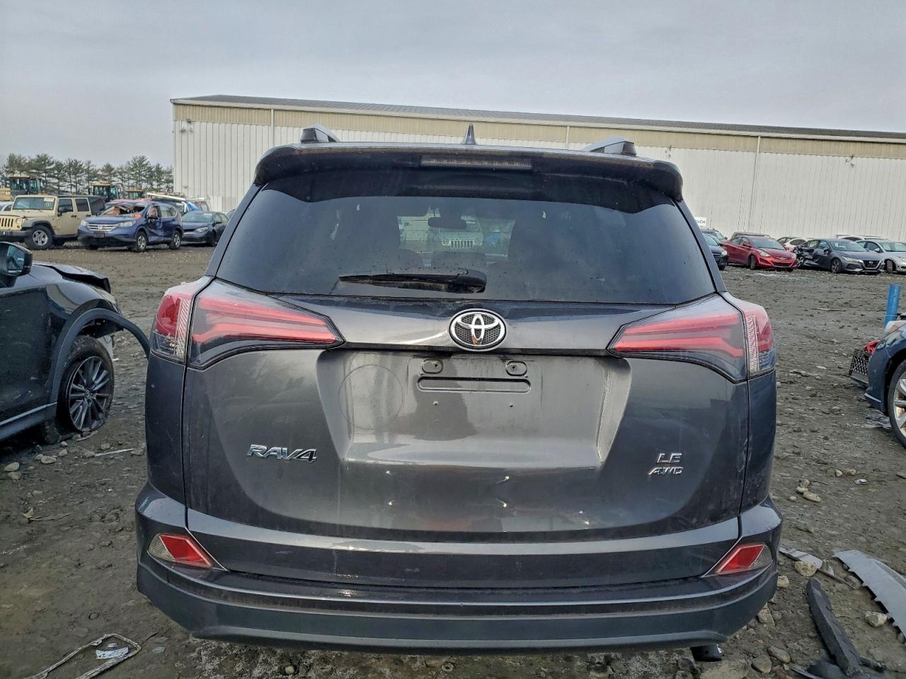 Toyota RAV4 Le Image 11