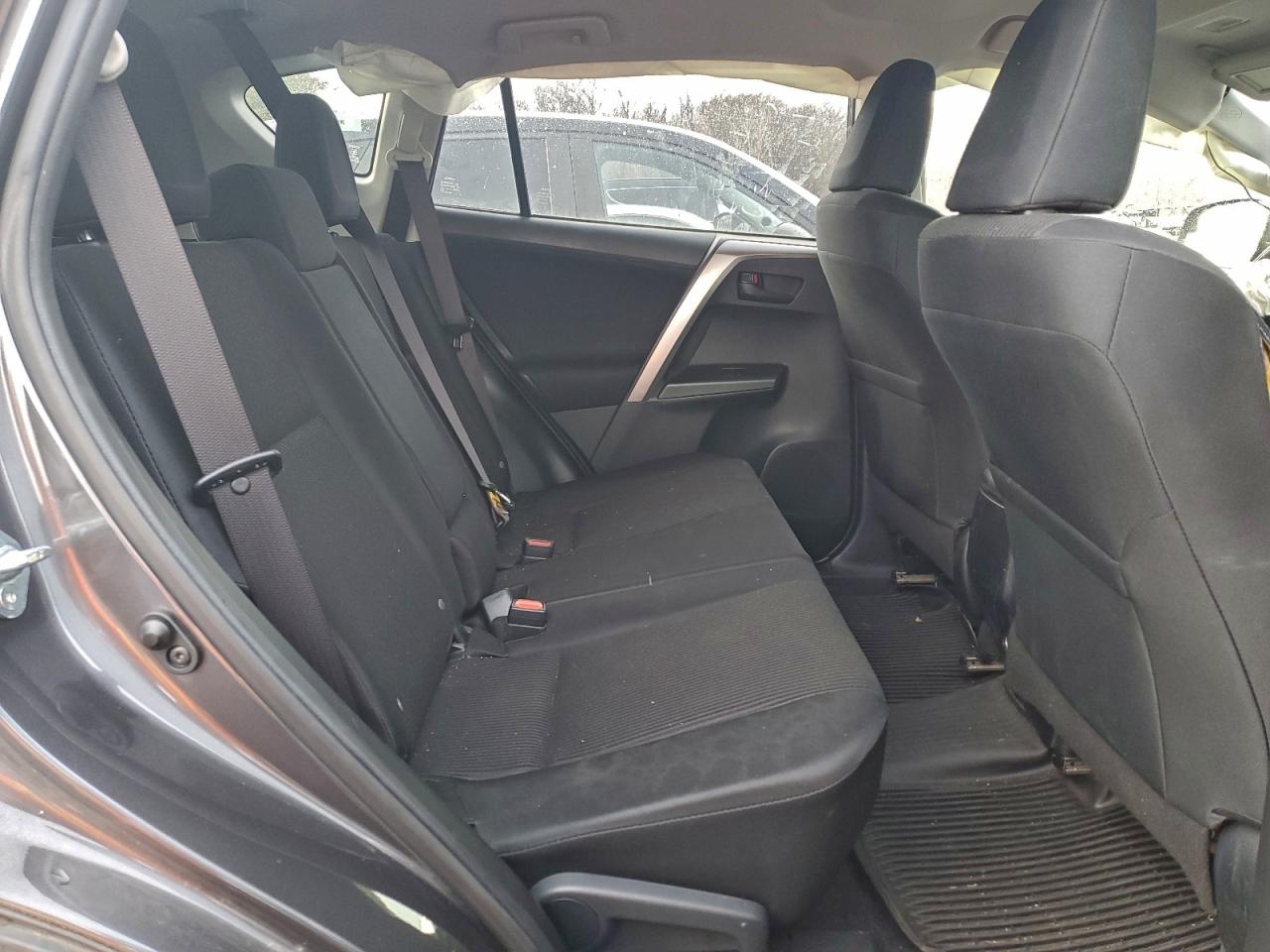 Toyota RAV4 Le Image 8