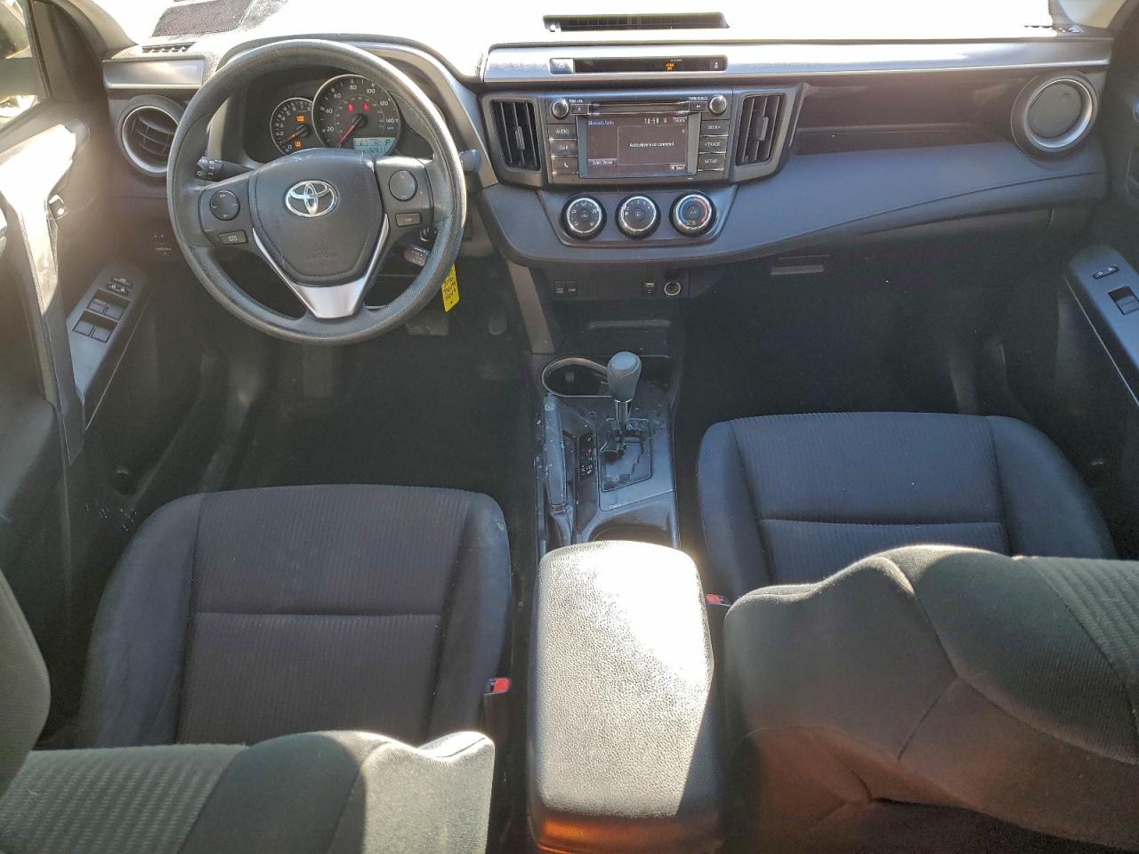 Toyota RAV4 Le Image 4