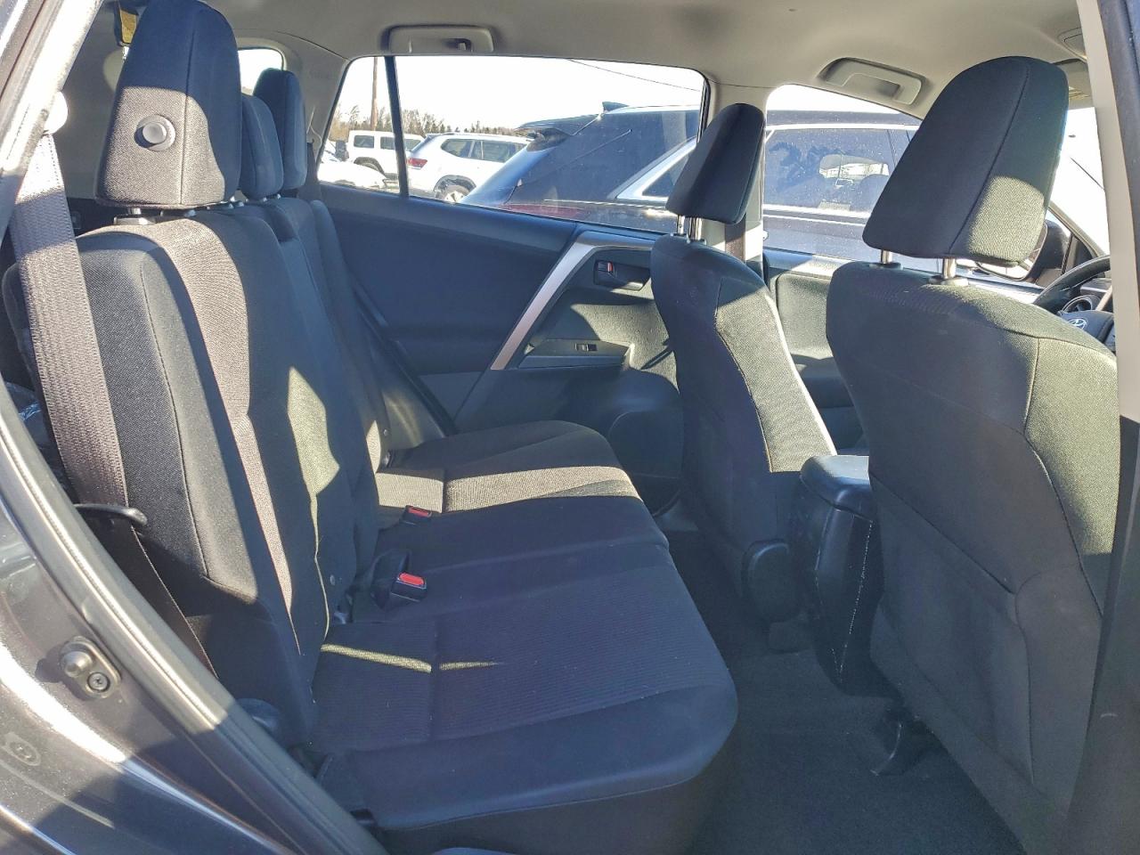 Toyota RAV4 Le Image 10