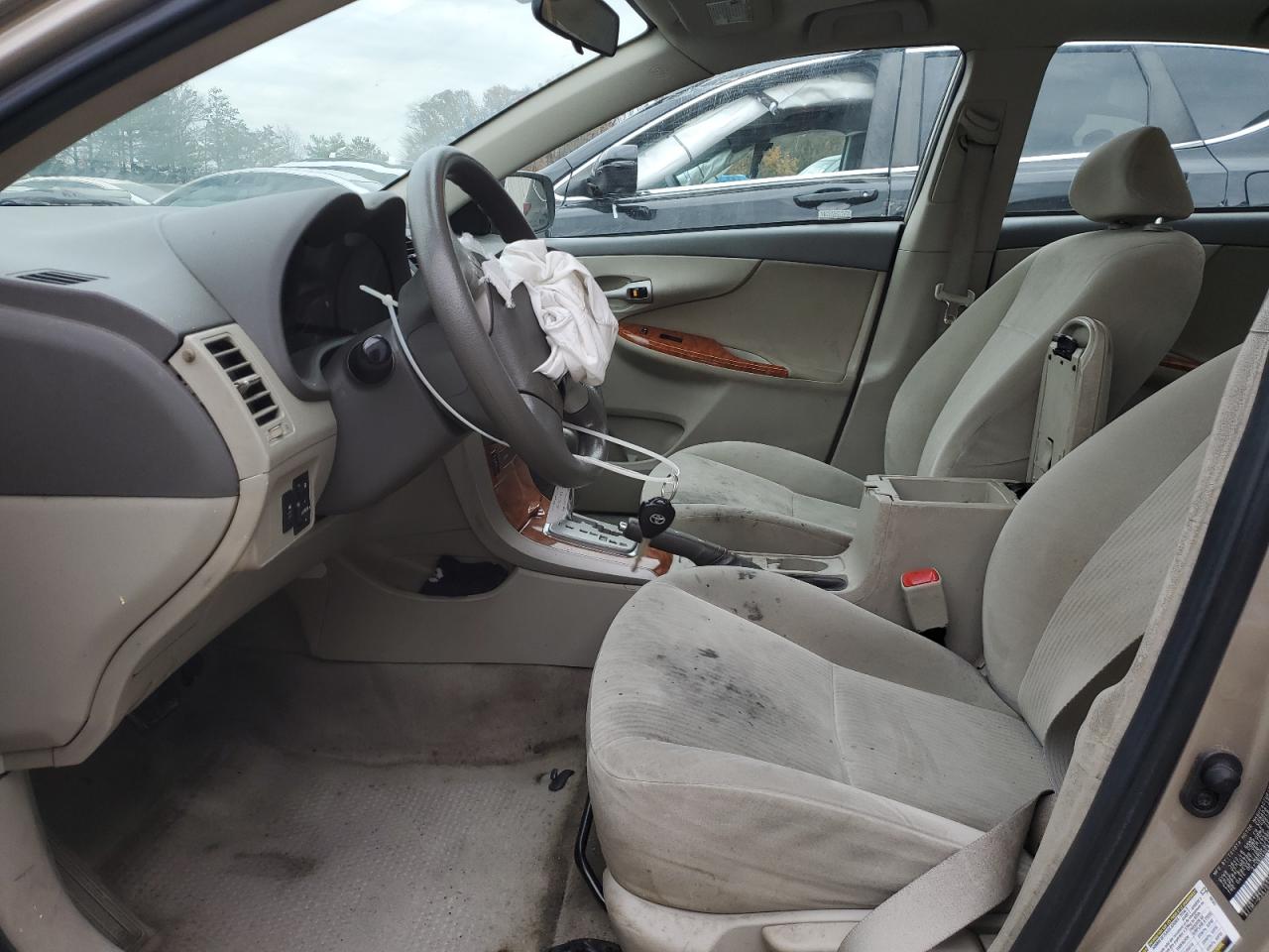 Toyota Corolla Base Image 13