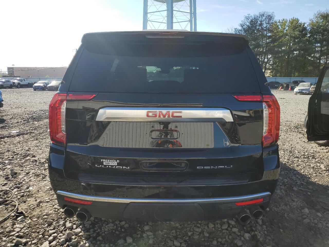 GMC Yukon Denali Image 6