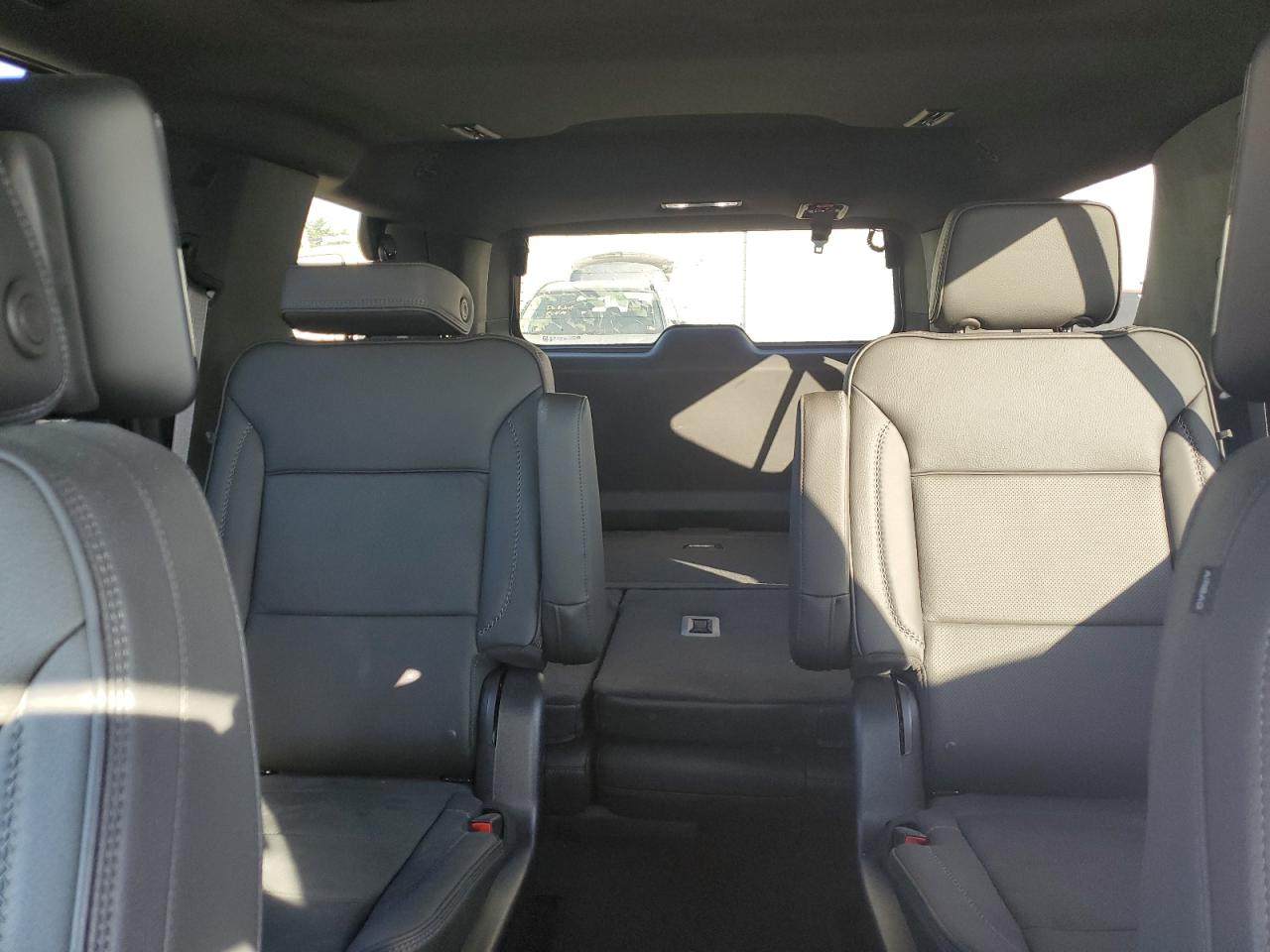 GMC Yukon Denali Image 13