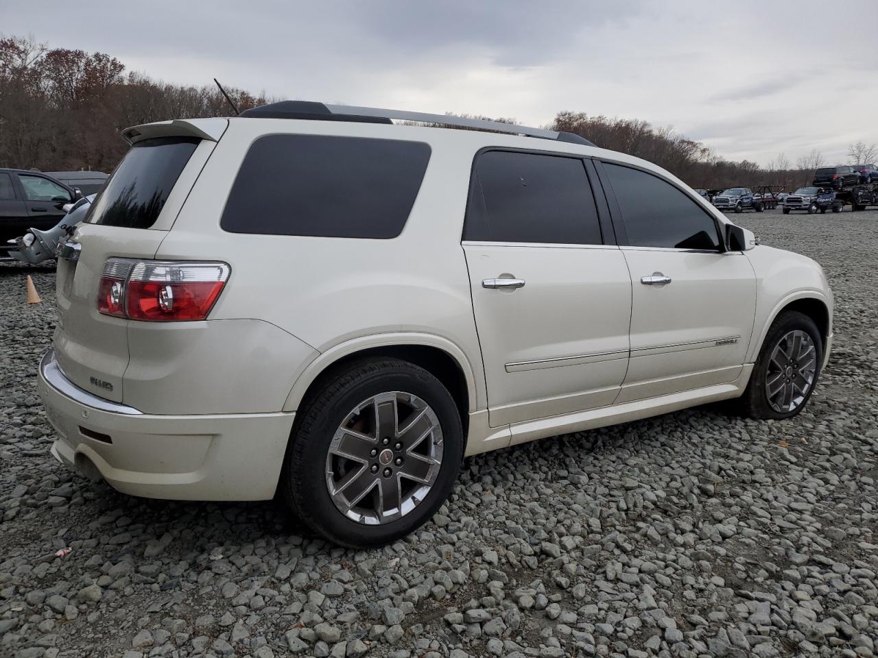 GMC Acadia Denali Image 11