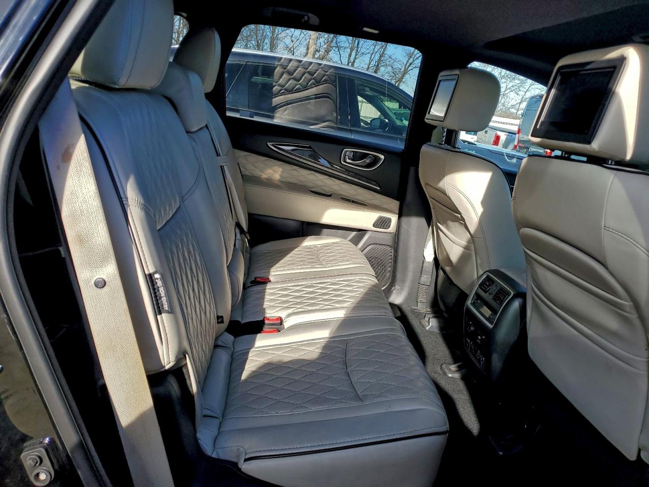 INFINITI Qx Luxe Image 3