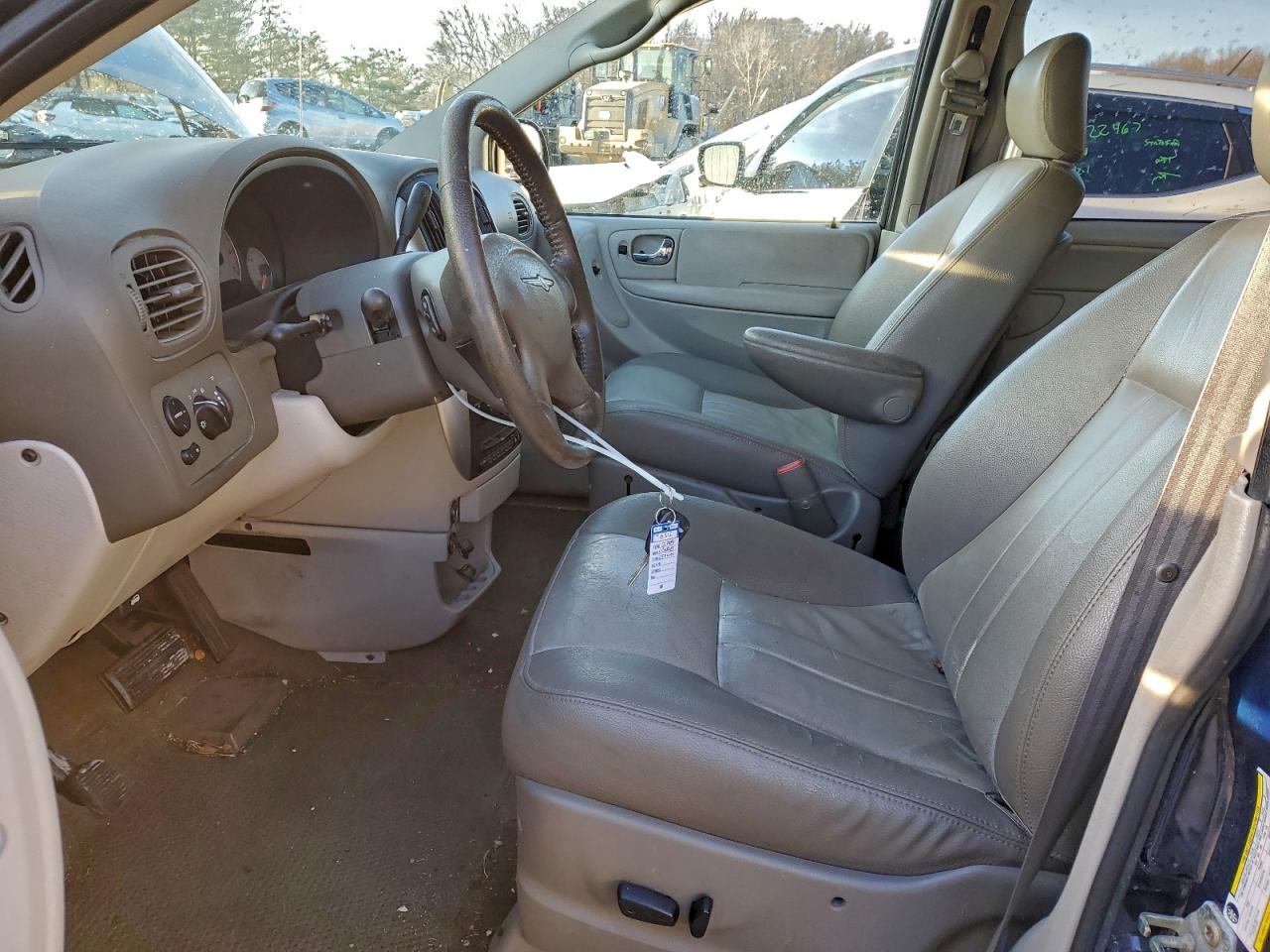 Chrysler Minivan Touring Image 9