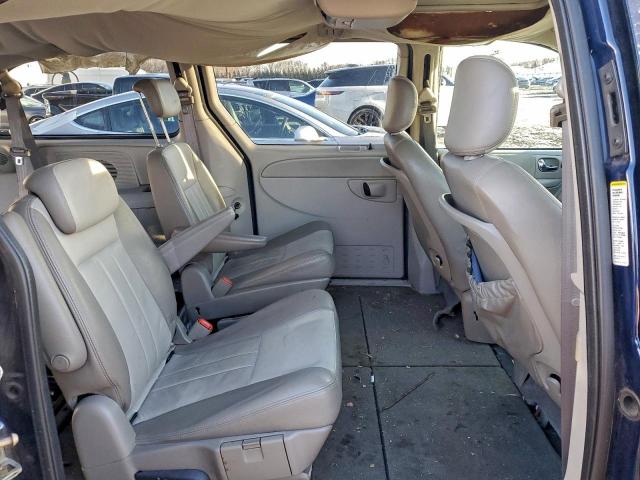 Chrysler Minivan Touring Image 4