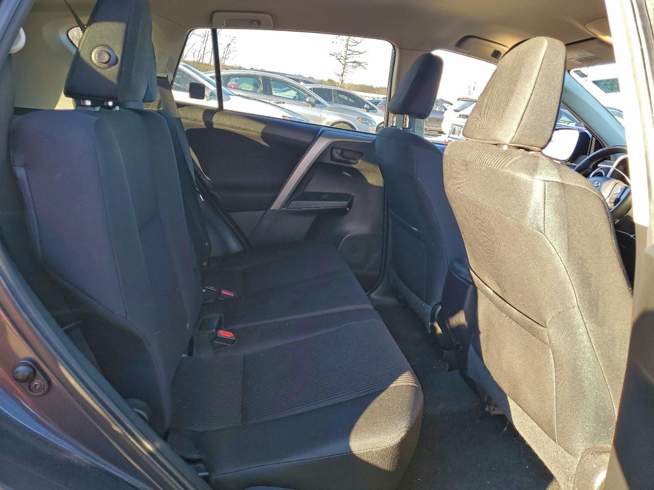 Toyota RAV4 Le Image 4