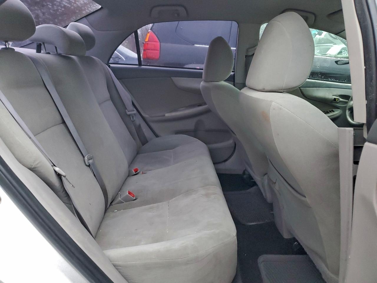 Toyota Corolla Base Image 8