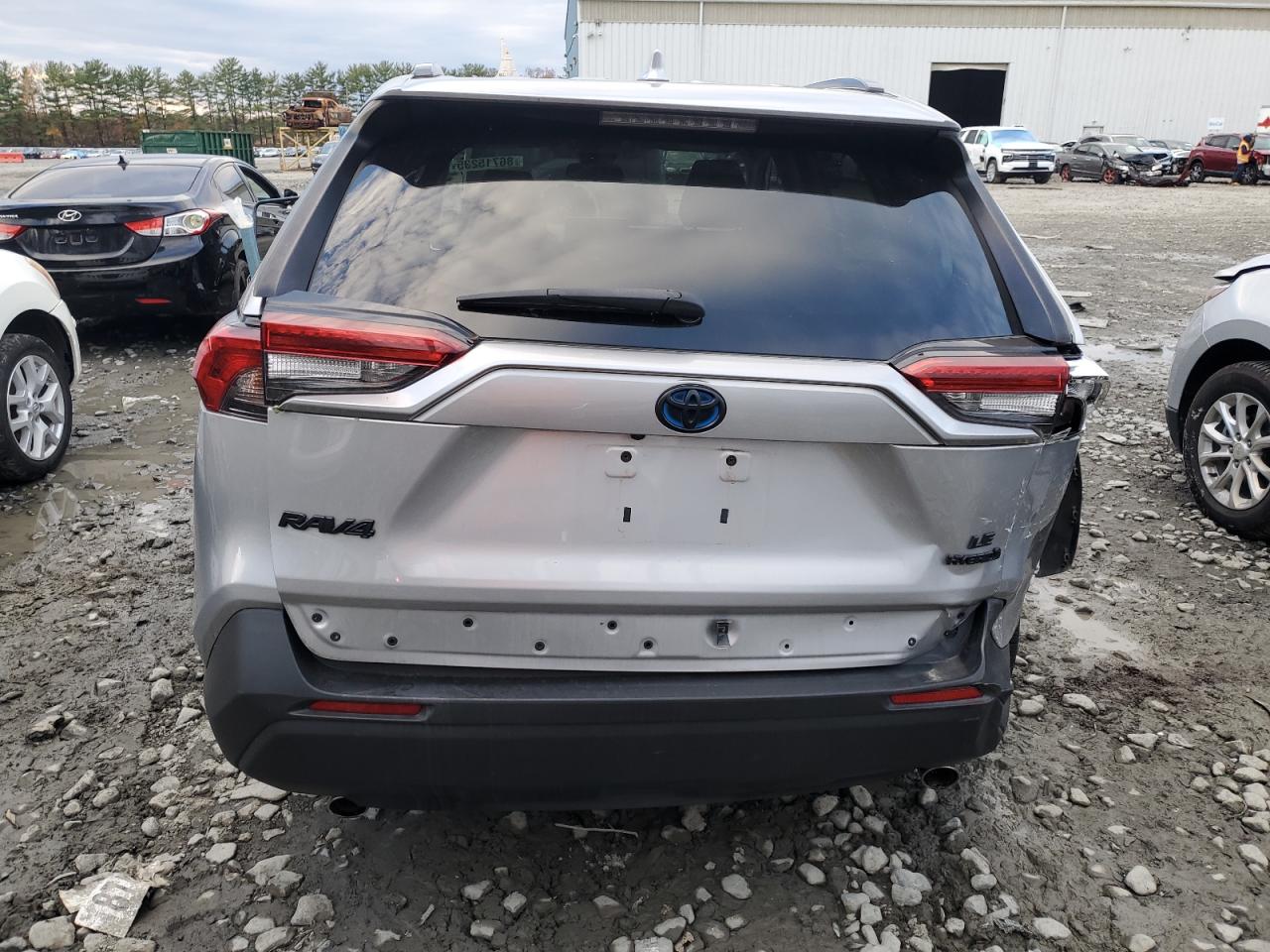 Toyota RAV4 Le Image 9