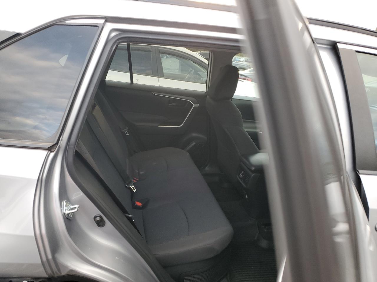 Toyota RAV4 Le Image 8