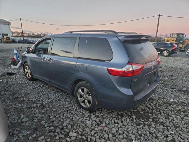 Toyota Sienna Le Image 2