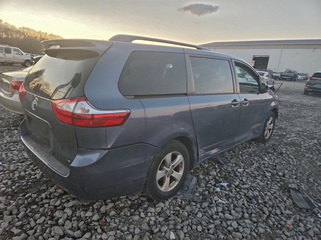 Toyota Sienna Le Image 3