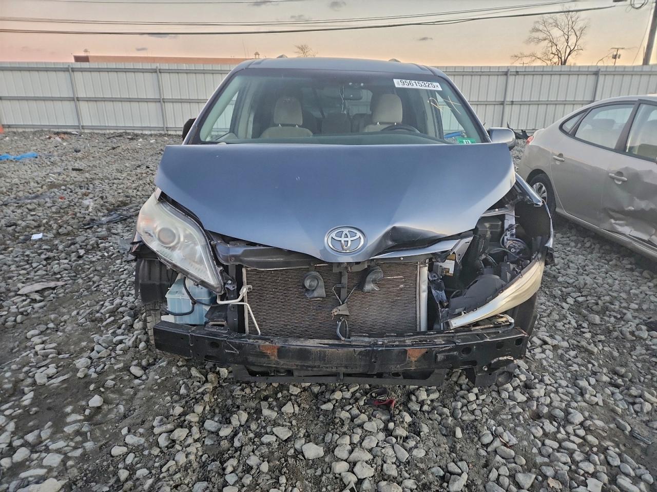 Toyota Sienna Le Image 4