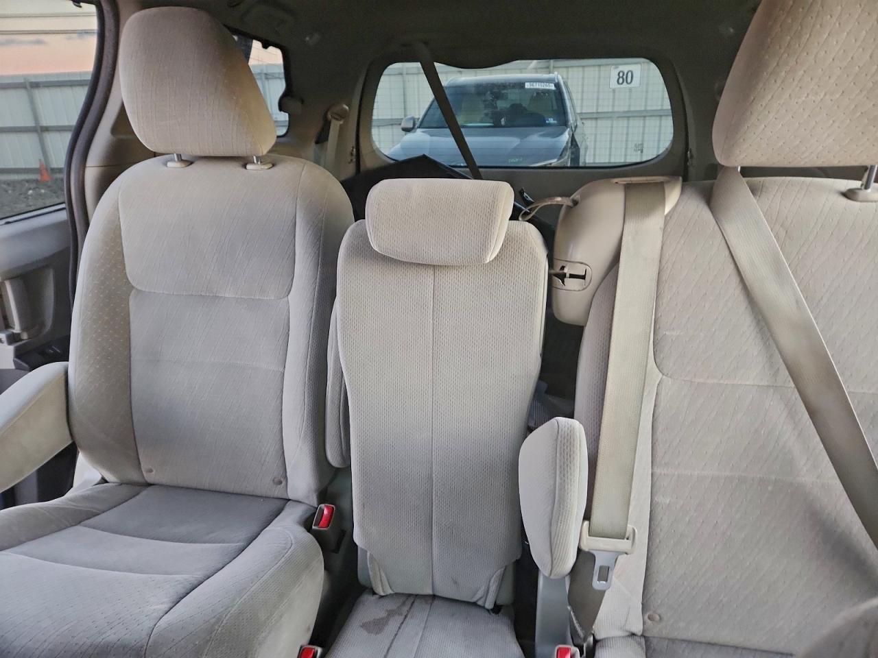 Toyota Sienna Le Image 8