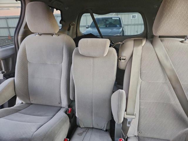 Toyota Sienna Le Image 8