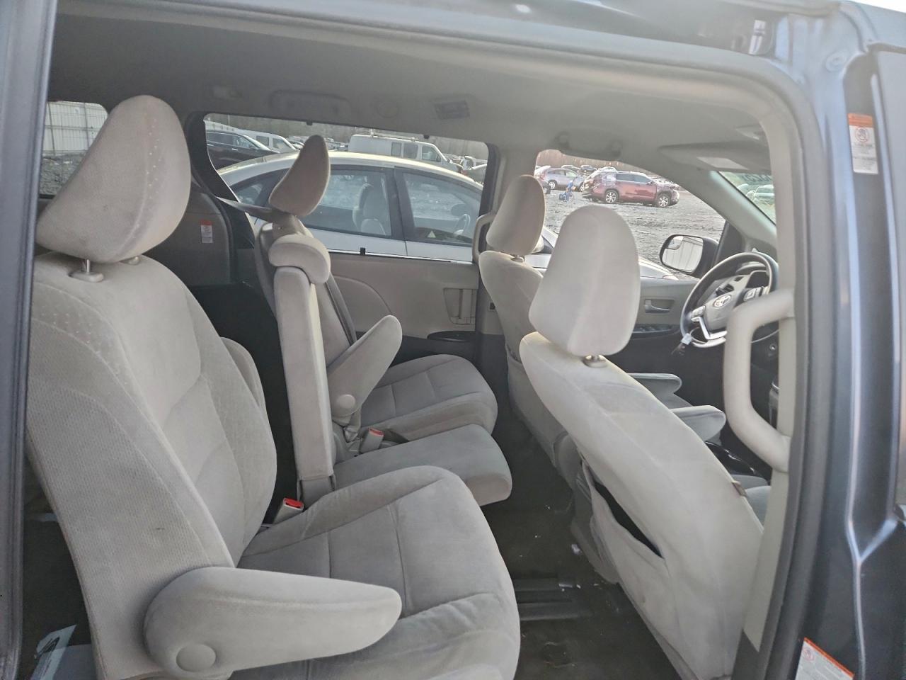 Toyota Sienna Le Image 11