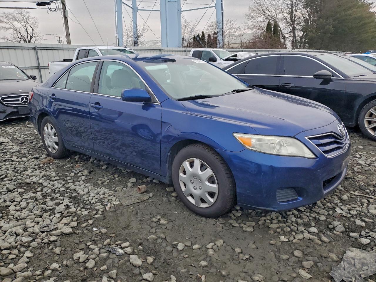 Toyota Camry Base Image 3