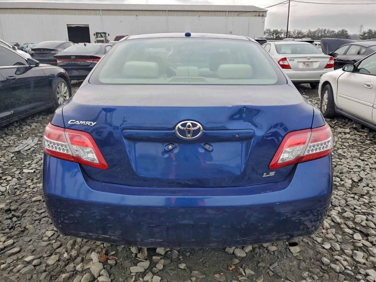 Toyota Camry Base Image 12