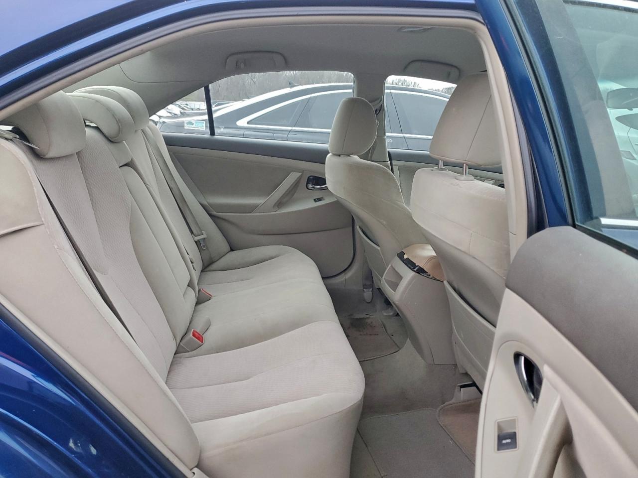 Toyota Camry Base Image 10