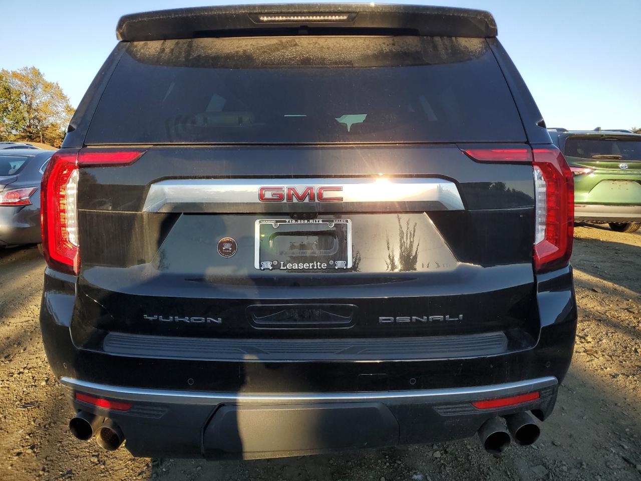 GMC Yukon Denali Image 10