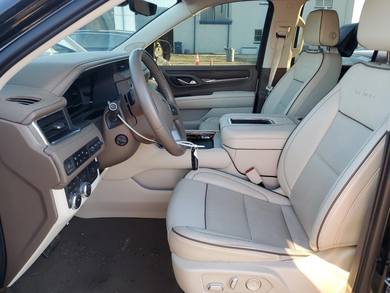 GMC Yukon Denali Image 13