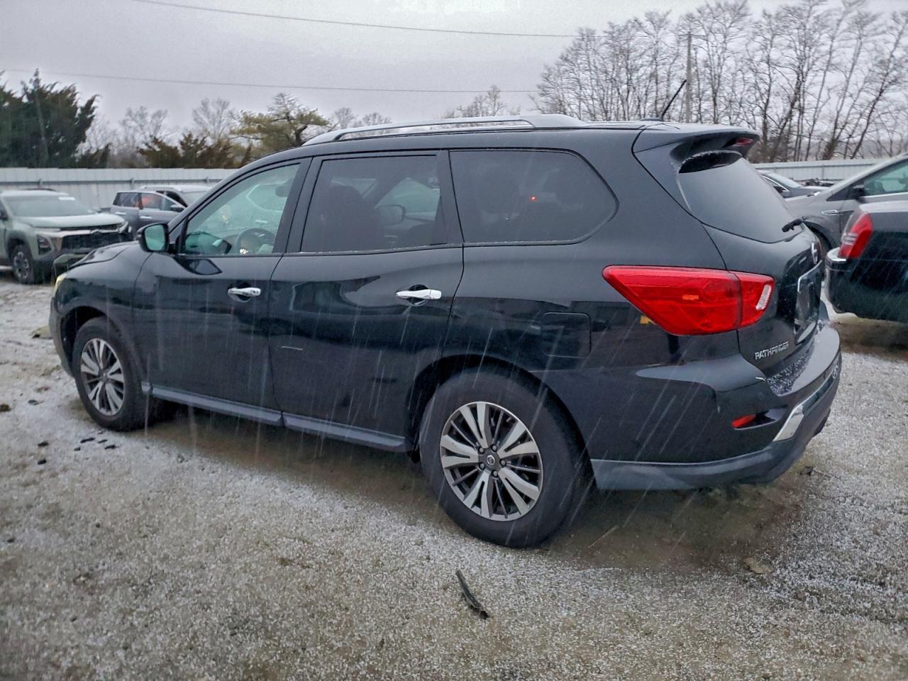 Nissan Pathfinder S Image 4